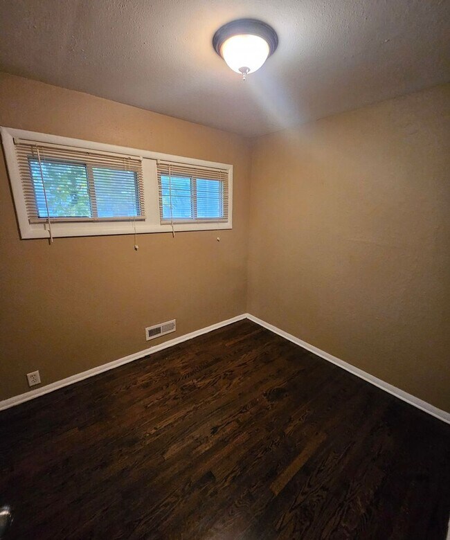 Building Photo - 3-bedroom, 1-bathroom home located in the ...