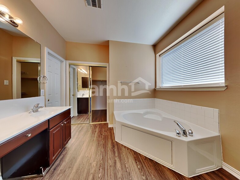 Building Photo - 1506 Holveck Dr