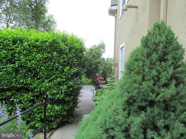 Building Photo - 1654 Milldale Rd