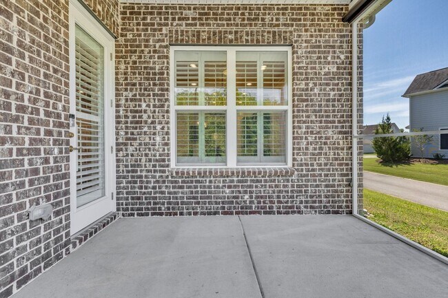 Building Photo - Beautifully maintained and move-in ready, this stunning mostly one-level all-brick home