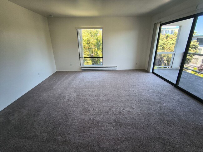 Building Photo - TOP FLOOR 1BD/1BATH Condo Available For Rent at the Watergate Community in Emeryville!!!!