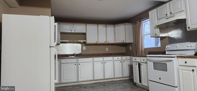 Building Photo - 14820 Darbydale Ave