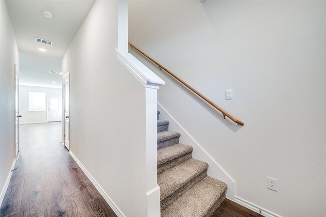 Building Photo - 7024 Vining Dr