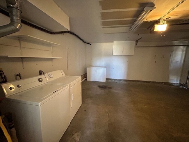 Building Photo - RENNOVATED 4 BED HOME