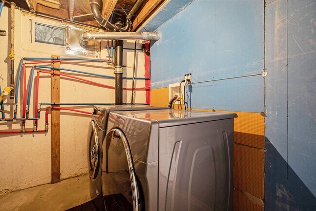 Building Photo - 4Bed/2Bath home with newly renovated basem...
