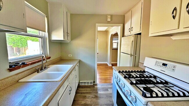 Building Photo - Lovely Mid Century 2 Bed 1 Bath Courtyard Row Home in the Heart of Denver!