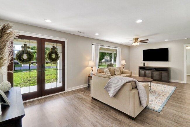 Building Photo - Charming 3-Bedroom Home with Granite Count...