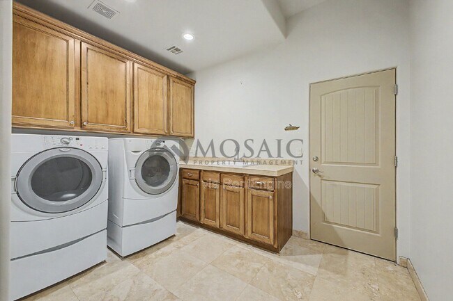 Building Photo - 14006 E Mark Ln