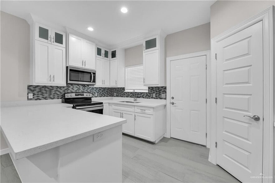 Kitchen - side view - 1602 Playa Dr