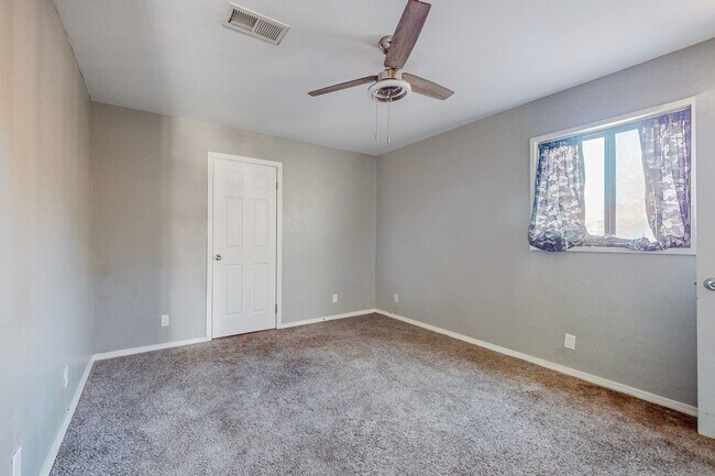 Building Photo - NE PUEBLO STYLE 3 Bedroom 2 Bath 1824/SF