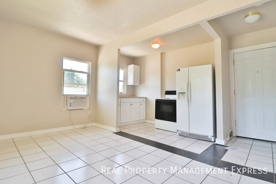 Building Photo - Great Upper level 1 Bedroom Apartment