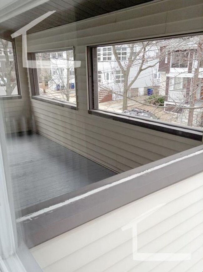 Building Photo - Spacious 3 bedroom with parking & water in...