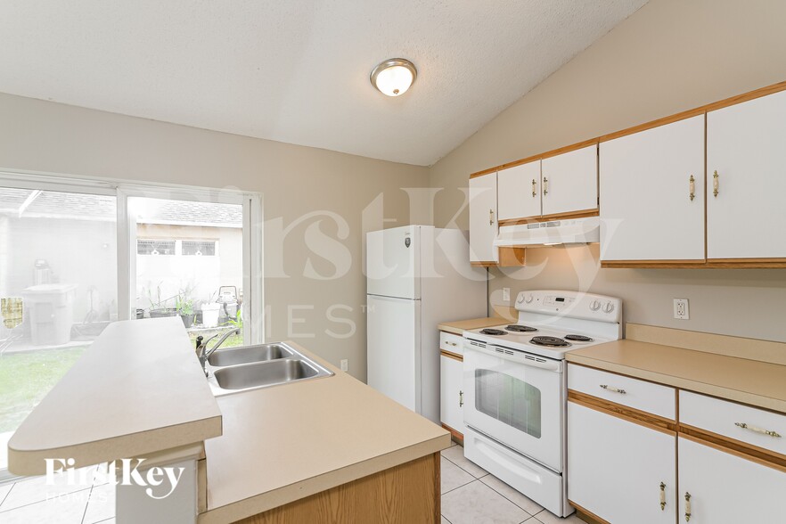 Building Photo - 440 Breezeway Dr