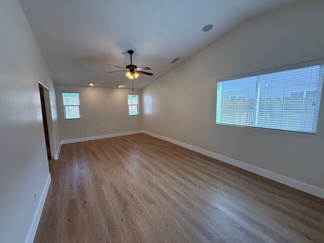 Building Photo - Beautiful 3 Bedroom 2 bath home in well de...