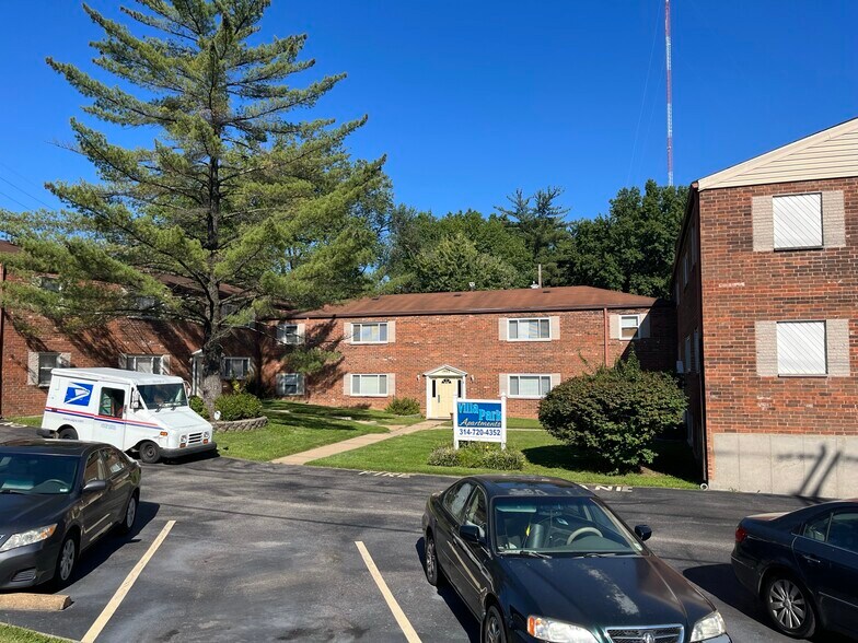 Complex front view - 1991 Lemay Ferry Rd