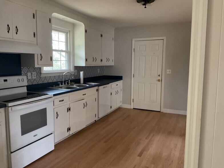 Building Photo - 1395 W Lenevar Dr