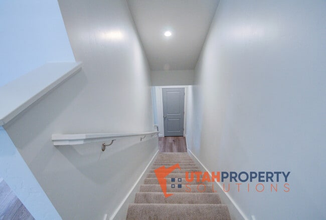 Building Photo - 1055 W 400 S