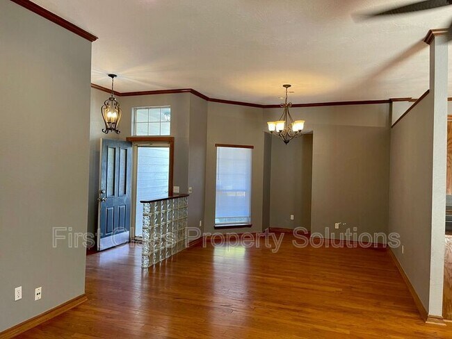 Building Photo - 2204 Barton St