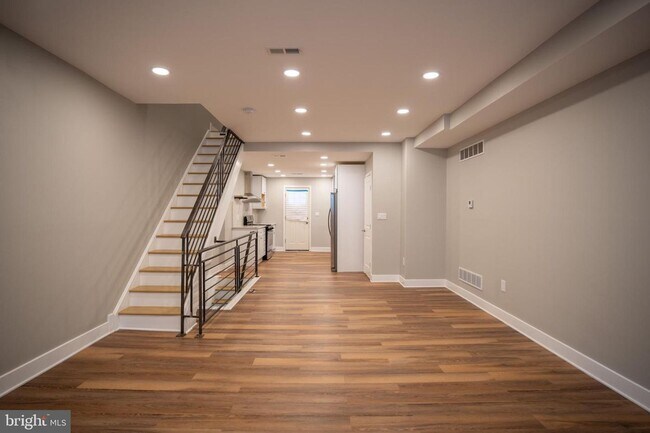 Building Photo - Large 3 bedroom with powder room on 1st fl