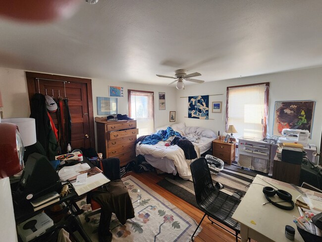 Building Photo - Available August 1st - 3 bedroom/1.5 bath house 1 block off Williamson St