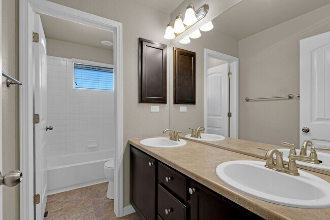 Building Photo - Beautiful home available to move in 08/04/...