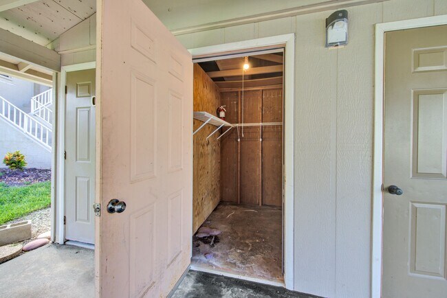 Building Photo - Bright and Spacious 2 Bedroom Condo in Spanish Pines