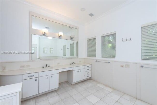 Building Photo - 621 N Mashta Dr