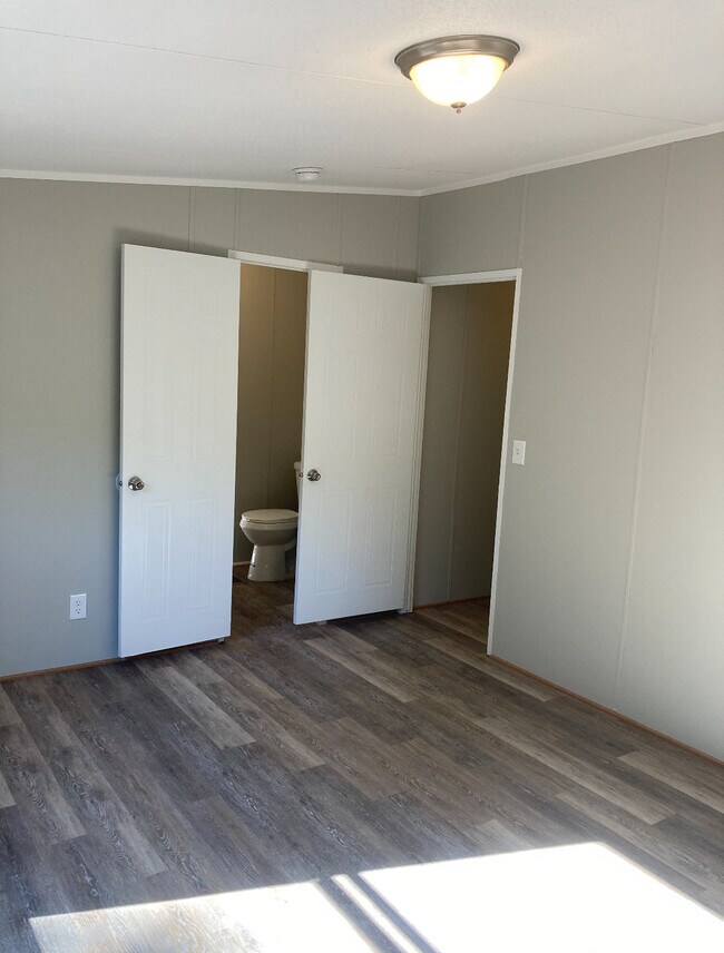 Building Photo - 319 Bridgeview Dr