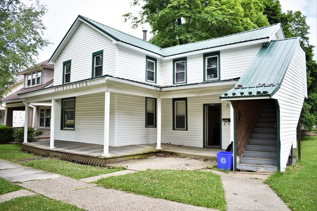 Primary Photo - 1029 School St