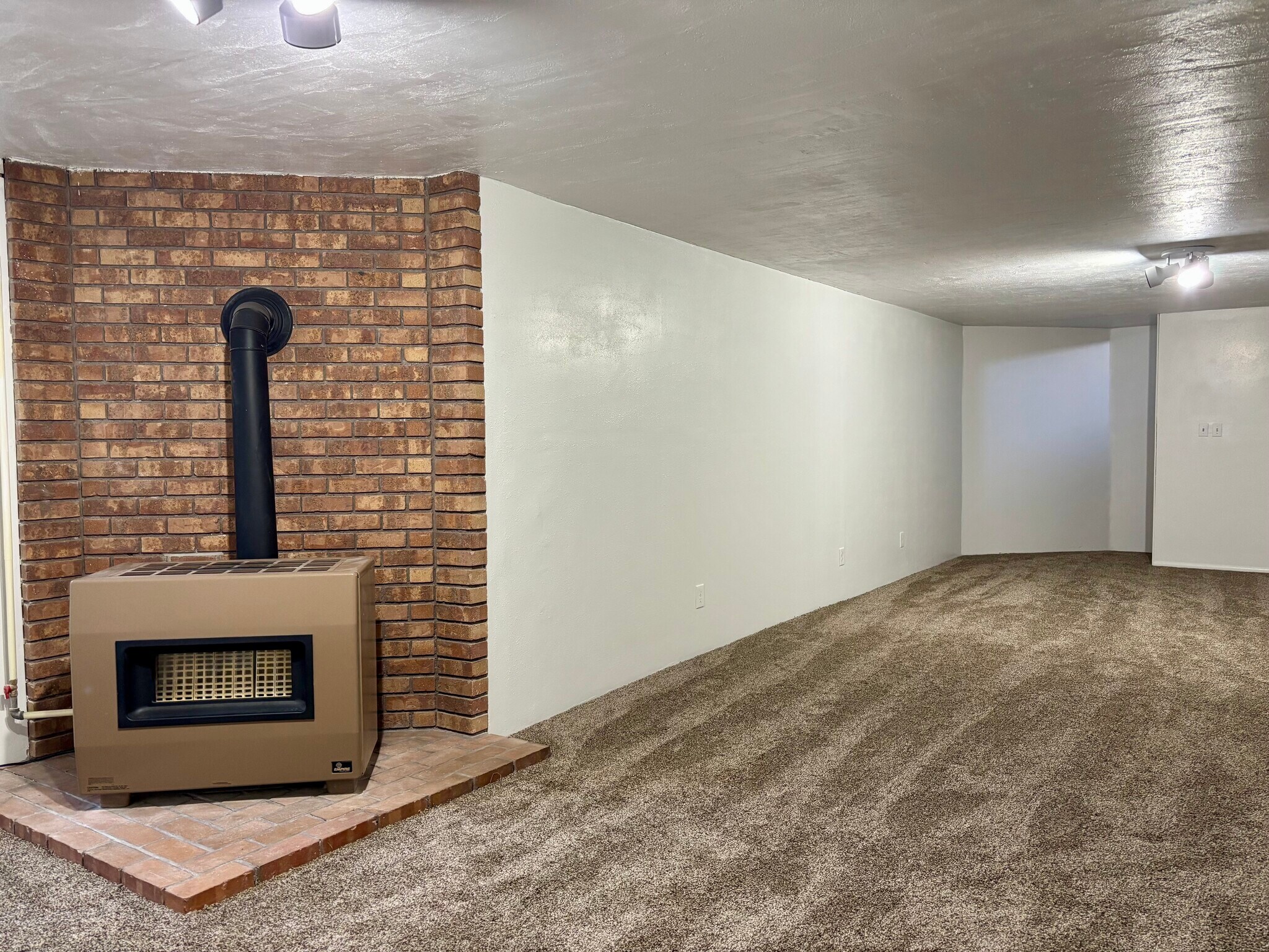 Building Photo - 763 S Sunset Dr