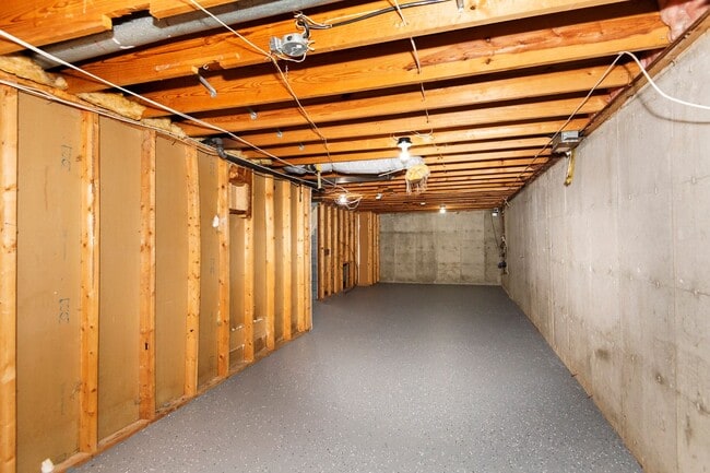 Building Photo - Lovely 3 Bedroom 2 Bathroom Home