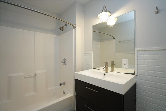 Building Photo - 528 Rankin St NE