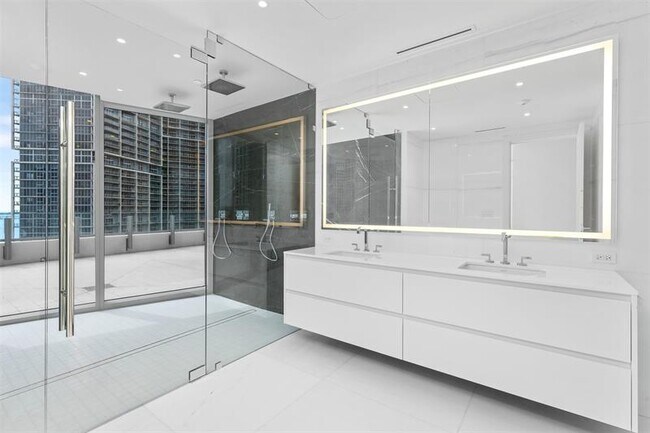 Building Photo - 300 Biscayne Blvd Way