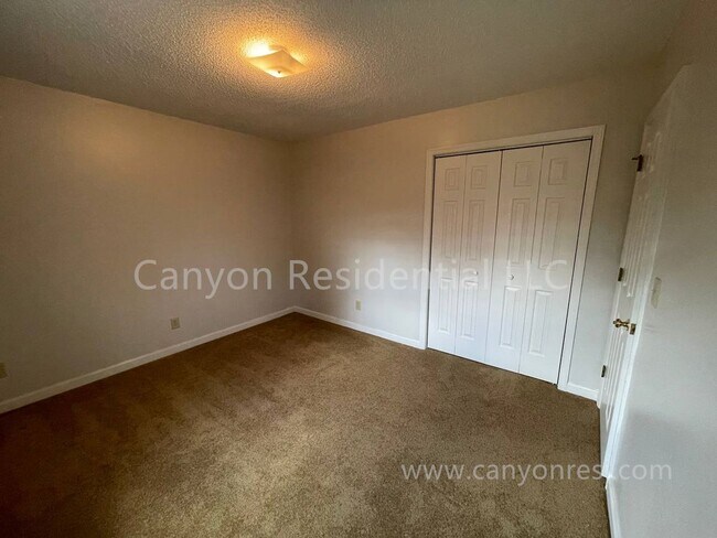 Building Photo - Beautiful 3b Room!Move in ready!