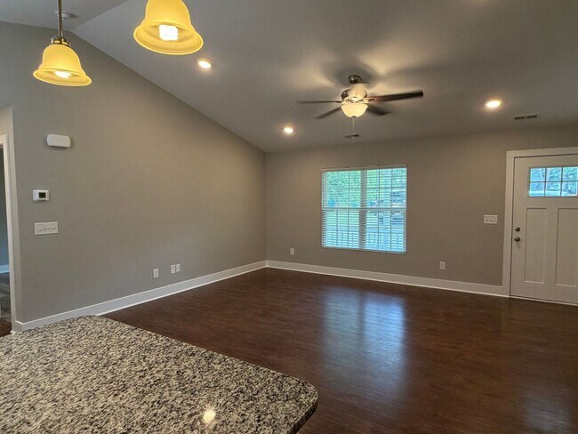 Building Photo - Home in country just minutes from town!