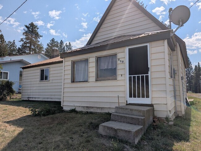 Building Photo - 2 Bedroom 1 Bath Winchester House - Walking Distance to the Lake!