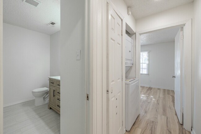 Building Photo - Beautifully Renovated 2-bedroom, 1-bathroom home!