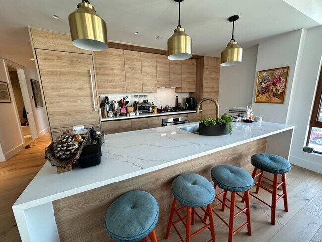 Primary Photo - 199 Conover St