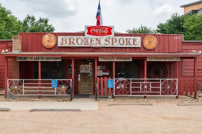 Building Photo - 2000 Cody Ct