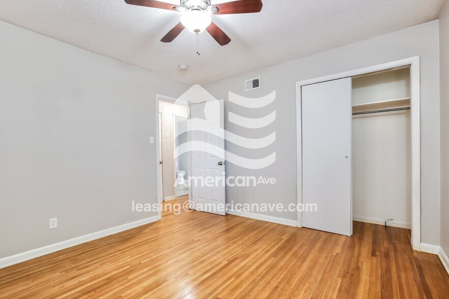 Building Photo - 711 Greendale Dr