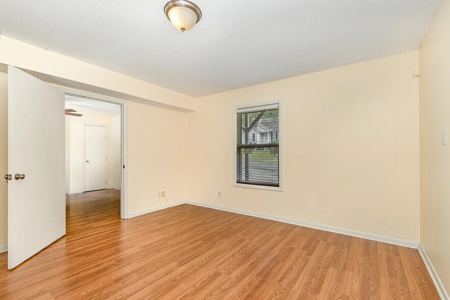 Building Photo - Room in Duplex on Spring St