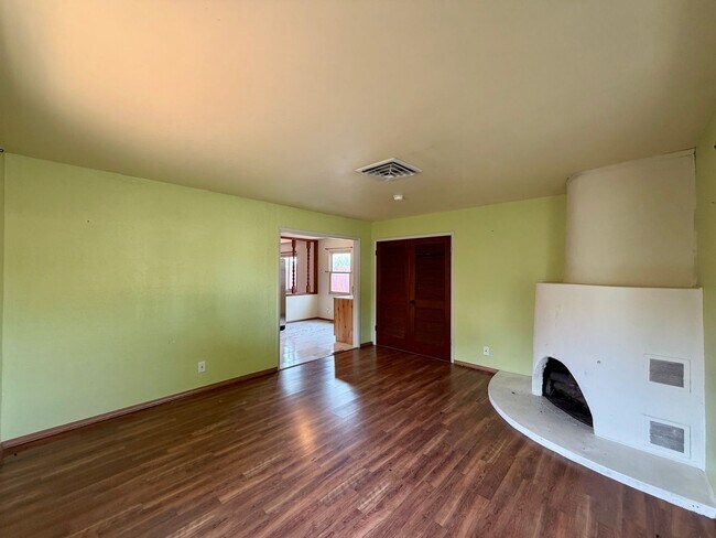 Building Photo - Cozy 4 Bedroom 2 Bathroom Home In The NE!