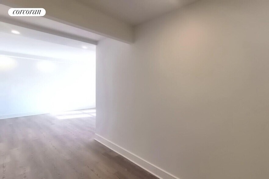 Building Photo - 45 W 81st St