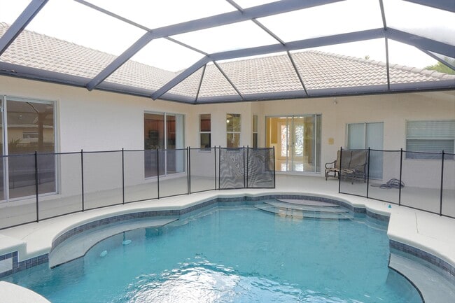 Building Photo - 781 SW Dolores Ave