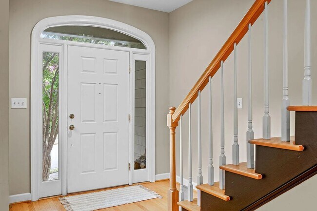 Building Photo - Location meets effortless living in this beautiful END UNIT townhome