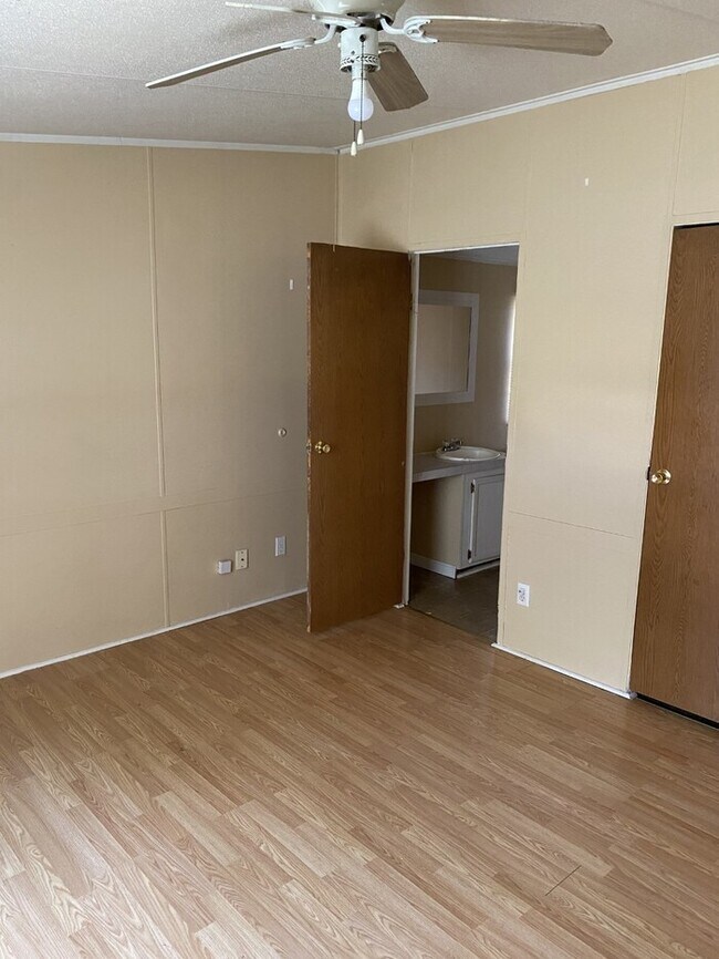 Building Photo - Spacious mobile home in a lovely community located in downtown area of Athens.