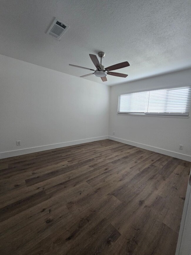 Building Photo - 3 Br 2 BA with extra room in back available now