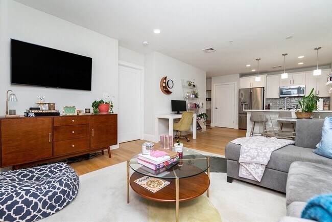 Building Photo - 545 E 3rd St