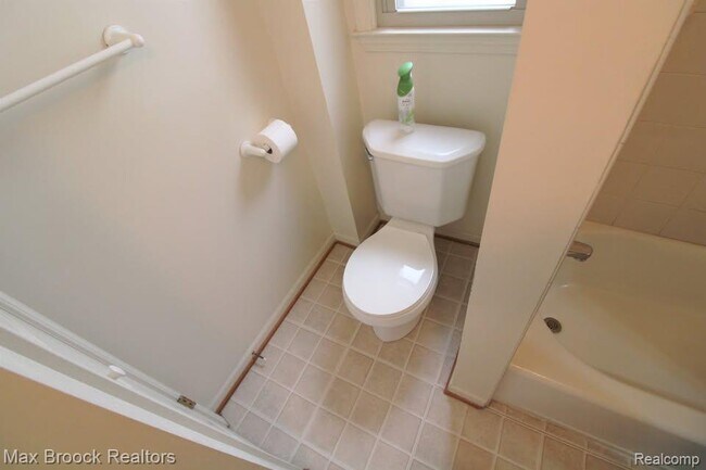 Building Photo - 368 S Wing St