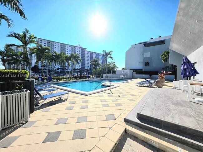 Building Photo - 310 Poinciana Island Dr